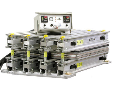        一、设备概述电热式胶带硫化机主要用于硫化平型胶带，以提供硫化所需的压力和温度为主要功能。因胶带接头的质量，直接影响到胶带的工作效力、使用寿命，尤其是目前长距离